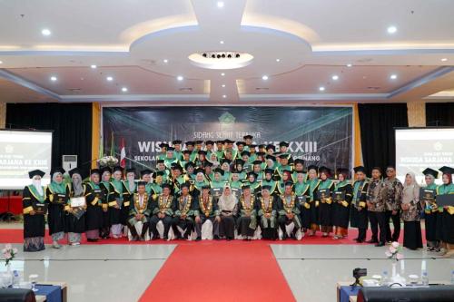 FOTO-BERSAMA-WISUDA-XXIII-20-DES-2023-10