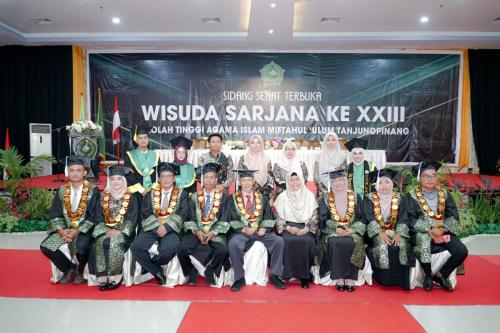 FOTO-BERSAMA-WISUDA-XXIII-20-DES-2023-11