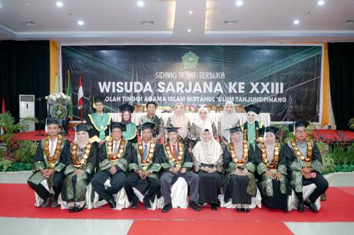 FOTO-BERSAMA-WISUDA-XXIII-20-DES-2023-12