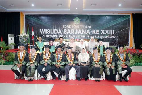 FOTO-BERSAMA-WISUDA-XXIII-20-DES-2023-13