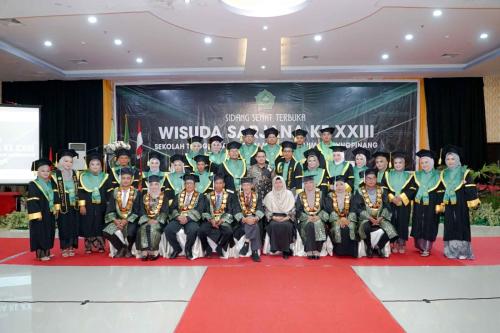 FOTO-BERSAMA-WISUDA-XXIII-20-DES-2023-14
