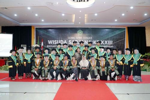 FOTO-BERSAMA-WISUDA-XXIII-20-DES-2023-15