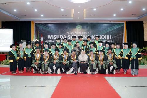 FOTO-BERSAMA-WISUDA-XXIII-20-DES-2023-16