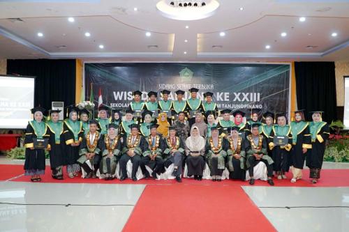 FOTO-BERSAMA-WISUDA-XXIII-20-DES-2023-17