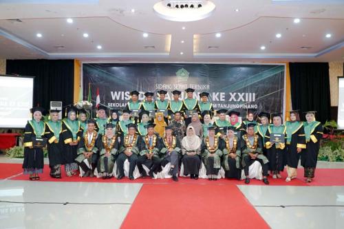 FOTO-BERSAMA-WISUDA-XXIII-20-DES-2023-18