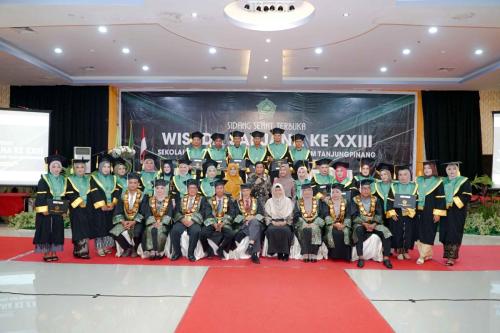 FOTO-BERSAMA-WISUDA-XXIII-20-DES-2023-19
