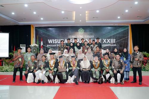 FOTO-BERSAMA-WISUDA-XXIII-20-DES-2023-21