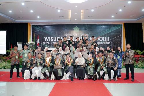 FOTO-BERSAMA-WISUDA-XXIII-20-DES-2023-23