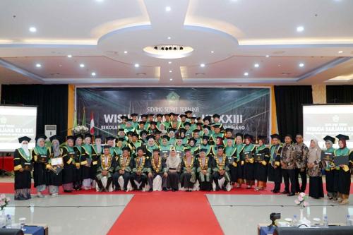 FOTO-BERSAMA-WISUDA-XXIII-20-DES-2023-9