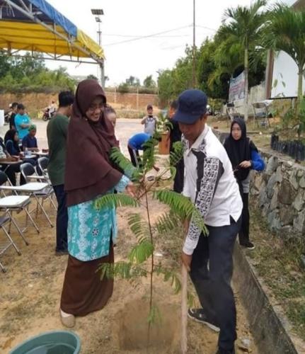 KEGIATAN-SEMINAR-DAN-PENANAMAN-POHON-BULAN-MARKET-2020-4